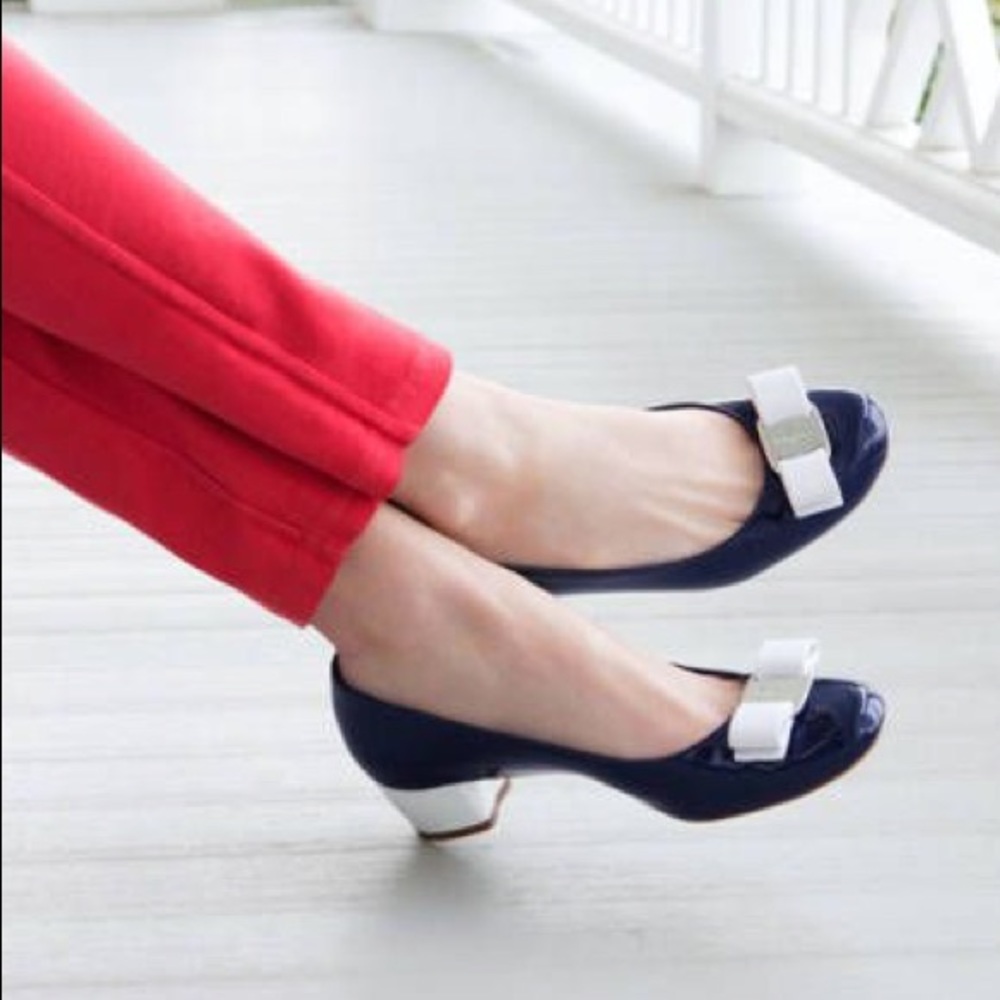 NEW Ferragamo Vara Black Patent w white grosgrain bow